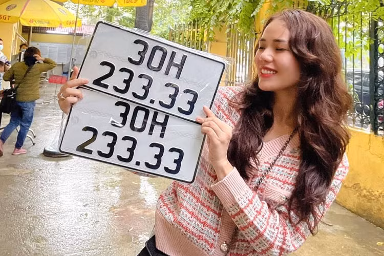 Mới đây, Nguyễn Hương Ly, cô gái được biết đến là "thánh cover" triệu view trên mạng xã hội đã chia sẻ thông tin mình bấm được chiếc biển số 30H-233.33 vạn người mê khiến cư dân mạng không khỏi trầm trồ những độ mát tay của nữ ca sĩ này. Ngay sau đó, nữ ca sĩ Hương Ly cũng đã đăng tải video quay lại màn lột keo cho chiếc biển số 30H-233.33 được gắn trên Kia Sedona thế hệ mới đã thu hút 5,2 triệu lượt xem và gần nửa triệu lượt like cũng như thả tim trên mạng xã hội Tik Tok.