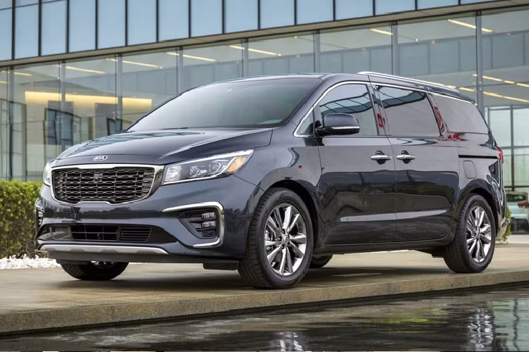 Đối với bản Premium, mẫu MPV này được trang bị máy xăng V6, dung tích 3.3 lít cho ra công suất 266 mã lực và mô-men xoắn cực đại 318 Nm. Xe phối hợp với hộp số tự động 6 cấp.