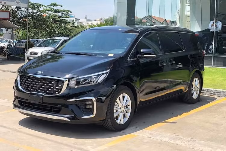 Hiện chưa rõ vợ chồng ca sĩ Hương Ly đã bỏ ra bao nhiêu tiền để sở hữu chiếc xe biển "tứ quý", chỉ biết rằng giá xe Kia Sedona 2021 có giá bán chính hãng tại Việt Nam từ 1,02 tỷ đồng cho bản tiêu chuẩn đến 1,52 tỷ đồng cho bản Kia Sedona 3.3 GAT Signature.