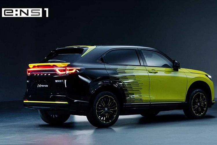 Cả hai mẫu xe điện Honda e:N Series này đều là crossover nhưng có kiểu dáng khác nhau một chút. Mẫu e:NS1 là chiếc xe với phần thân màu vàng và đen rực rỡ trong những bức ảnh này. Nó có phần đầu xe với hình khối và đèn pha mỏng. Trong khi đó, đuôi xe có thiết kế thể thao với cả cánh gió trên nóc và cánh gió bên dưới cửa sổ sau.