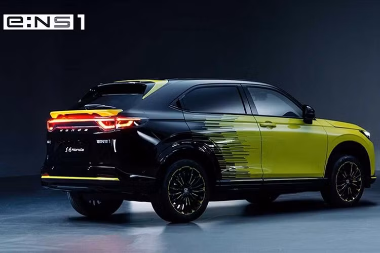 Cả hai mẫu xe điện Honda e:N Series này đều là crossover nhưng có kiểu dáng khác nhau một chút. Mẫu e:NS1 là chiếc xe với phần thân màu vàng và đen rực rỡ trong những bức ảnh này. Nó có phần đầu xe với hình khối và đèn pha mỏng. Trong khi đó, đuôi xe có thiết kế thể thao với cả cánh gió trên nóc và cánh gió bên dưới cửa sổ sau.