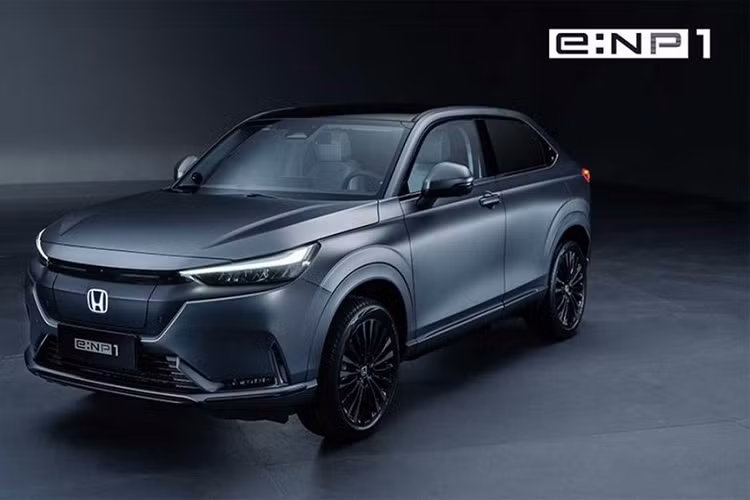 Đối với e:NP1, nó có ngoại hình kiểu crossover truyền thống hơn và trông gần giống với mẫu concept Honda SUV E:Prototype đã ra mắt hồi đầu năm 2021. Hình dạng của đèn pha hướng lên phần đầu xe, tạo cảm giác mạnh mẽ. Cả hai mẫu xe đều có tay nắm cửa sau tích hợp vào phần màu đen của cột C.