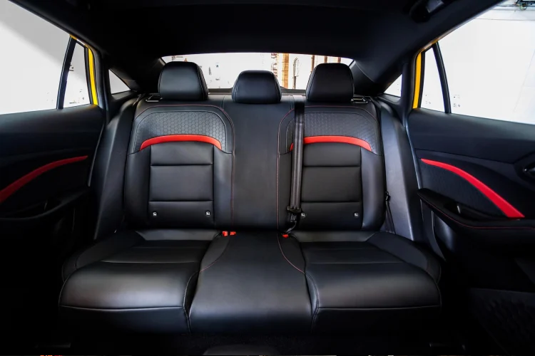 MG5 2022 phiên bản cao cấp sở hữu ngoại thất hấp dẫn, xe được trang bị bộ mâm 17 inch đi với cỡ lốp 215/50 R17. Đèn pha kiểu bi-LED kết hợp với đèn LED chạy ban ngày. Hệ thống bật/tắt đèn pha tự động. Đèn hậu LED và đèn phanh thứ 3 dùng bóng LED