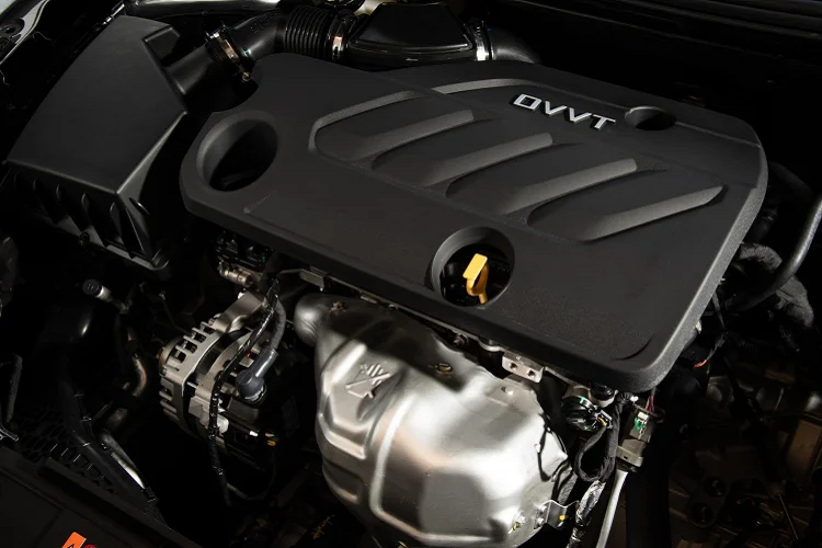 Cabin mẫu sedan hạng C mang thiết kế khá chỉnh chu, sang trọng và thể thao. MG5 2022 mang “đồ chơi” như ghế bọc da hai tông màu, ghế lái chỉnh điện 6 hướng.