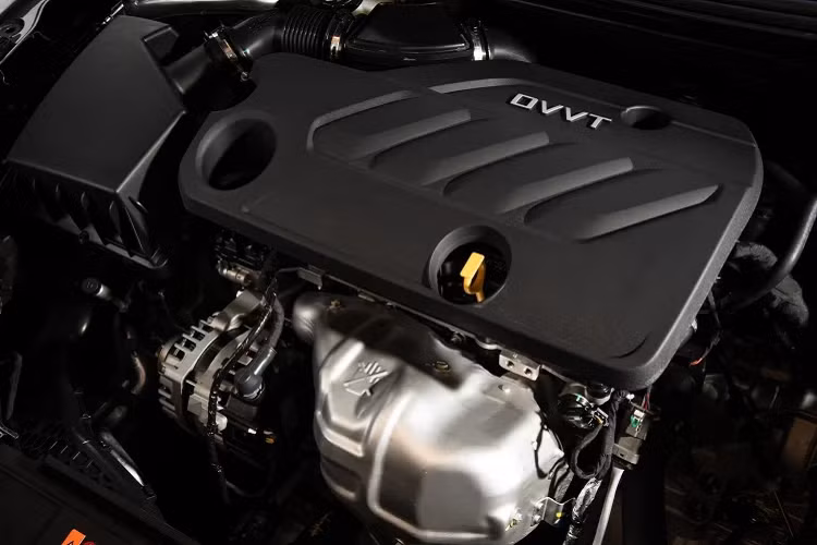 Cabin mẫu sedan hạng C mang thiết kế khá chỉnh chu, sang trọng và thể thao. MG5 2022 mang “đồ chơi” như ghế bọc da hai tông màu, ghế lái chỉnh điện 6 hướng.