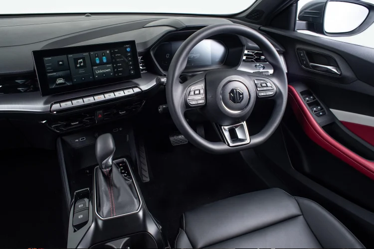 Tất cả phiên bản của MG5 2022 tại Thái Lan đều sử dụng động cơ 4cyl dung tích 1.5L hút khí tự nhiên, công suất tối đa 118 mã lực tại 6.000 vòng/phút và mô-men xoắn cực đại 150Nm tại 4.500 vòng/phút, sử dụng kết hợp với hộp số tự động biến thiên vô cấp (CVT) và hệ dẫn động cầu trước (FWD).