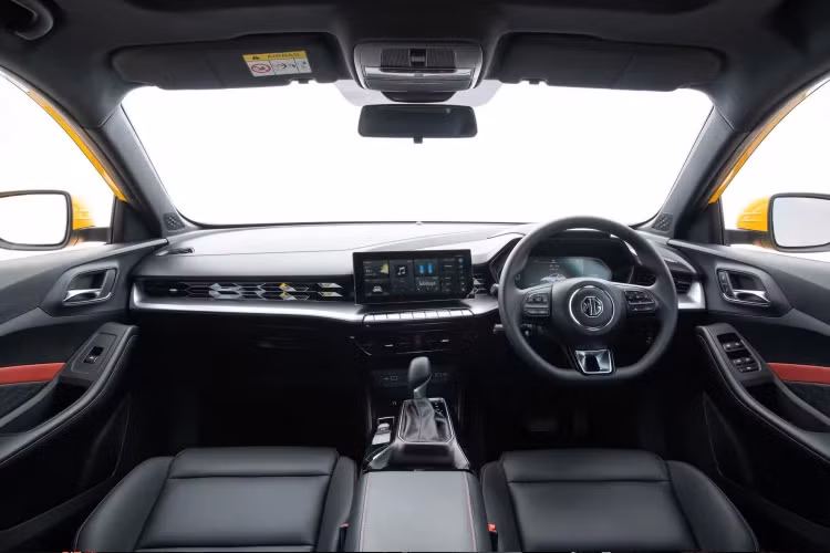 Nội thất MG5 2022 hấp dẫn không kém ngoại thất. Cabin mẫu sedan hạng C mang thiết kế khá chỉnh chu, sang trọng và thể thao. MG5 2022 mang “đồ chơi” như ghế bọc da hai tông màu, ghế lái chỉnh điện 6 hướng. Nội thất MG5 2022 hấp dẫn không kém ngoại thất.