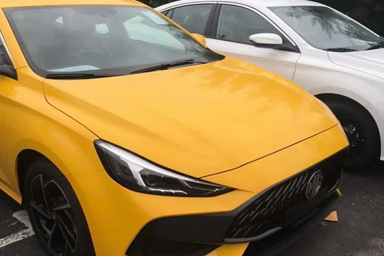 Xe được trang bị màn hình cảm ứng trung tâm 10 inch, hỗ trợ Apple CarPlay và Android Auto, camera hỗ trợ đỗ xe hiển thị nhiều góc nhìn, 6 loa giải trí, điều hoà tự động có cửa gió cho hàng ghế sau, đi kèm với lọc khí PM 2.5. Trang bị phanh tay điện tử + giữ phanh tự động.