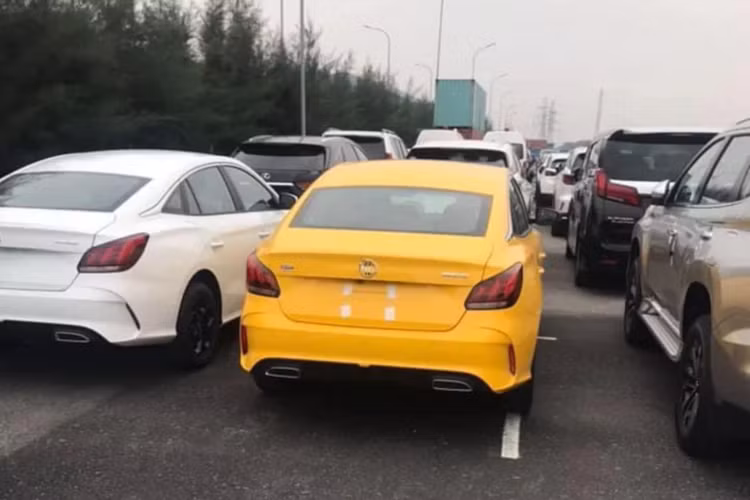 Tại Thái Lan, MG5 2022 bản cao cấp đi kèm với nhiều hệ thống an toàn và hỗ trợ lái như: Kiểm soát hành trình (Cruise Control), cảnh báo chuyển làn đường (LCA), cảnh báo điểm mù (BSD), cảnh báo phương tiện cắt ngang khi lùi (RCTA), cảnh báo va chạm phía sau (RCW), Camera quan sát xung quanh 360 độ và 6 túi khí.