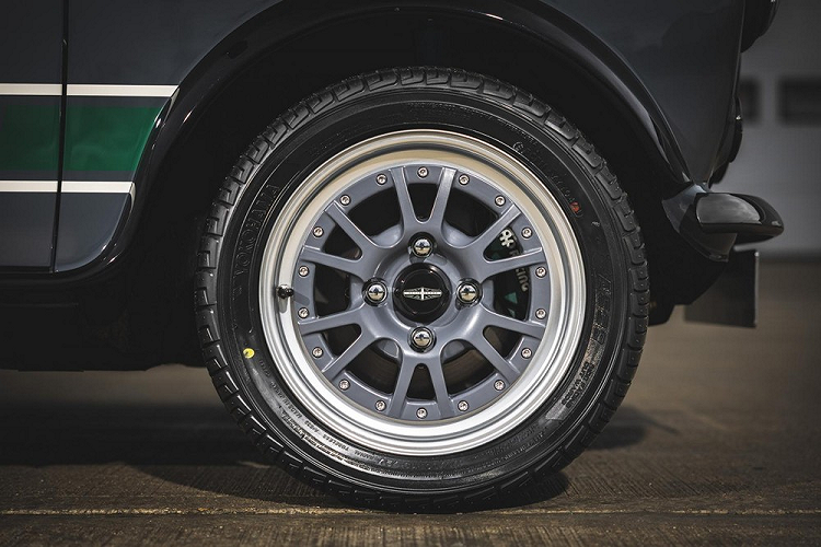 Một trong những công ty đó là David Brown Automotive, một công ty đang được quốc tế công nhận với loạt xe sang Mini Remastered. Trong đó, phiên bản hấp dẫn được gọi tên là Mini Remastered Oselli Edition mới, và theo tuyên bố của công ty, mỗi chiếc Oselli Edition đều mất hơn 1.400 giờ chế tạo thủ công để hoàn thiện từ đầu đến cuối.