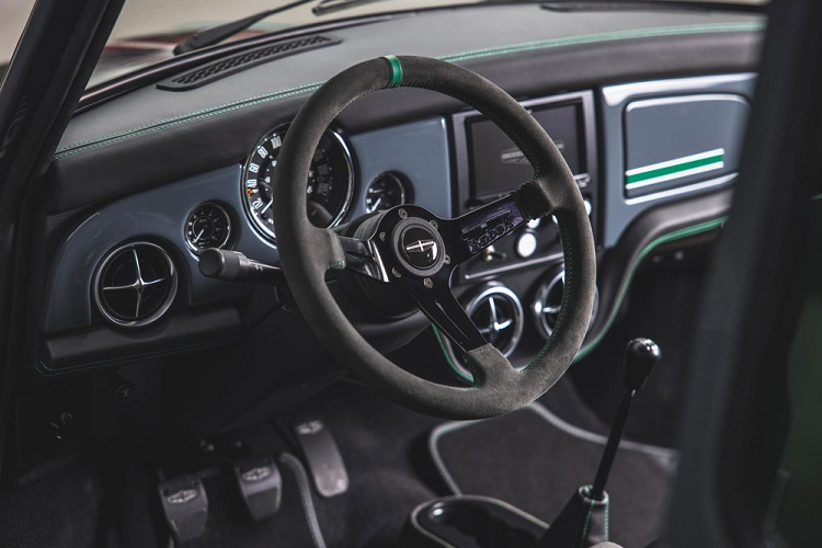 Được đặt theo tên của chuyên gia xe ôtô cổ điển và thợ độ động cơ Oselli, chiếc Mini đáng yêu này có trang bị chuyển động cơ dòng A giống như mẫu Mini nguyên bản. Động cơ 4 xi-lanh thẳng hàng được nâng cấp thành dung tích 1.5 lít, đi kèm với trục cam và các pít-tông thiên hướng hiệu suất cao, và còn được cải tiến với đầu xi-lanh làm thủ công.