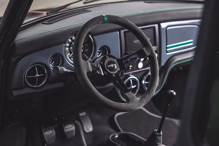 Được đặt theo tên của chuyên gia xe ôtô cổ điển và thợ độ động cơ Oselli, chiếc Mini đáng yêu này có trang bị chuyển động cơ dòng A giống như mẫu Mini nguyên bản. Động cơ 4 xi-lanh thẳng hàng được nâng cấp thành dung tích 1.5 lít, đi kèm với trục cam và các pít-tông thiên hướng hiệu suất cao, và còn được cải tiến với đầu xi-lanh làm thủ công.