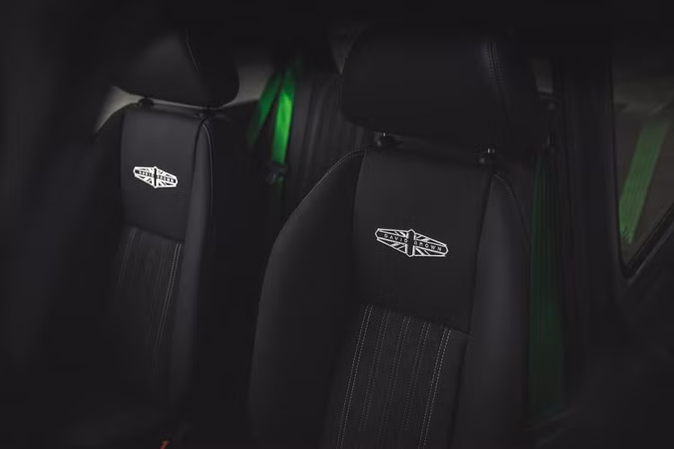 Kết hợp với hệ thống ống xả mạnh hơn và hai bộ chế hòa khí SU, Mini Remastered Oselli Edition tạo ra công suất 123 mã lực và 153 Nm mô-men xoắn cực đại. 