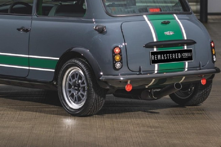 Có khả năng đạt mốc tốc độ 100 km/h trong 7,8 giây với sự hỗ trợ của hộp số sàn 5 cấp, phiên bản Mini giới hạn này không hề rẻ. Với số tiền khoảng 100.000 bảng Anh (tương đương 3 tỷ đồng), bạn sẽ chỉ nhận được thông số kỹ thuật tiêu chuẩn. Nếu muốn tùy chỉnh hơn nữa chiếc Mini Remastered Oselli Edition đặc biệt, bạn phải sẵn sàng mở hầu bao chi thêm.