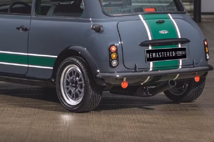 Có khả năng đạt mốc tốc độ 100 km/h trong 7,8 giây với sự hỗ trợ của hộp số sàn 5 cấp, phiên bản Mini giới hạn này không hề rẻ. Với số tiền khoảng 100.000 bảng Anh (tương đương 3 tỷ đồng), bạn sẽ chỉ nhận được thông số kỹ thuật tiêu chuẩn. Nếu muốn tùy chỉnh hơn nữa chiếc Mini Remastered Oselli Edition đặc biệt, bạn phải sẵn sàng mở hầu bao chi thêm.