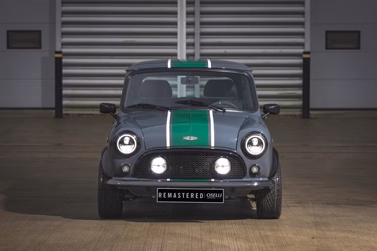 Được chấp bút bởi nhà thiết kế lừng danh Alec Issigonis, Mini đã trở thành một mẫu xe mang tính biểu tưởng, nhưng rồi chết dần dưới bàn tay của công ty British Leyland. Thay vì tái thiết kế, nhà sản xuất xe Anh Quốc đã khiến mọi việc tệ hơn đối với mẫu xe Mini kinh điển qua chất lượng lắp ráp thấp và nhiều lỗi kỹ thuật.