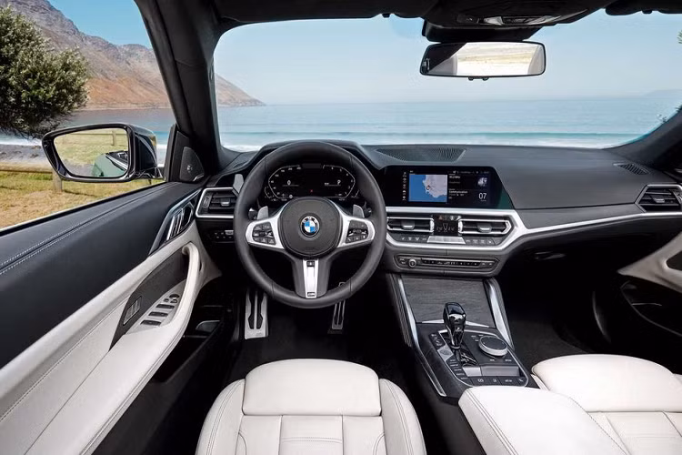 Về phần tiện nghi, BMW 430i Convertible M-Sport được tích hợp sẵn các trang bị như màn hình giải trí 10,3 inch kết nối iDrive 7.0, đồng hồ công-tơ-mét dạng LCD 12,3 inch và hệ thống âm thanh hàng hiệu Harman Kardon.