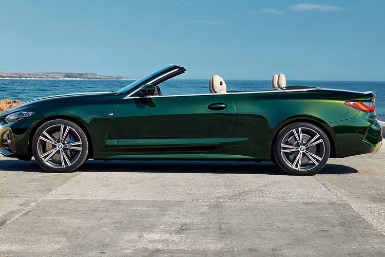 Theo công bố từ nhà sản xuất, BMW 4-Series Convertible 2021 (mui mềm) có thể đóng/mở mui tự động trong khoảng thời gian 18 giây với vận tốc dưới 50 km/h. Xe có cấu hình 4 chỗ ngồi.