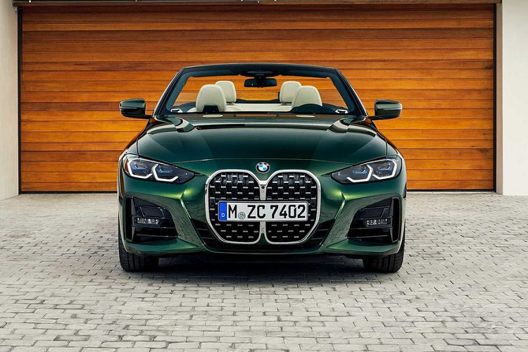 Về truyền động, BMW 430i Convertible 2021 sử dụng động cơ tương tự mẫu 330i đang được bán ra tại Việt Nam. Cụ thể là khối động cơ 2.0l tăng áp, mã hiệu B48, sản sinh công suất 255 mã lực/400 Nm mô-men xoắn.