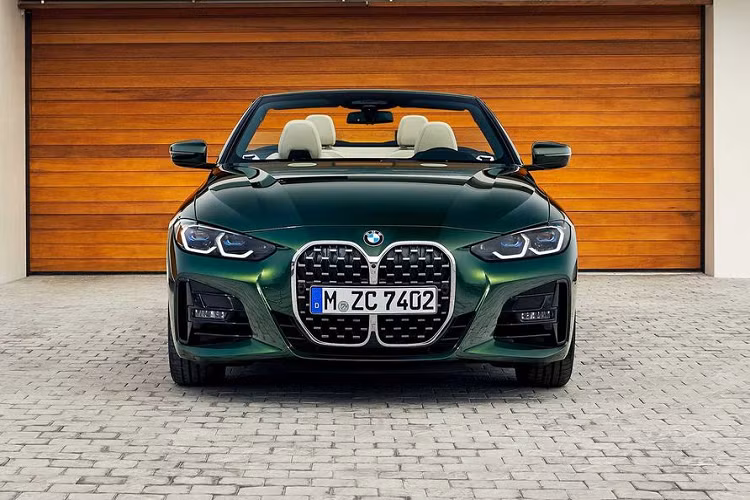 Về truyền động, BMW 430i Convertible 2021 sử dụng động cơ tương tự mẫu 330i đang được bán ra tại Việt Nam. Cụ thể là khối động cơ 2.0l tăng áp, mã hiệu B48, sản sinh công suất 255 mã lực/400 Nm mô-men xoắn.