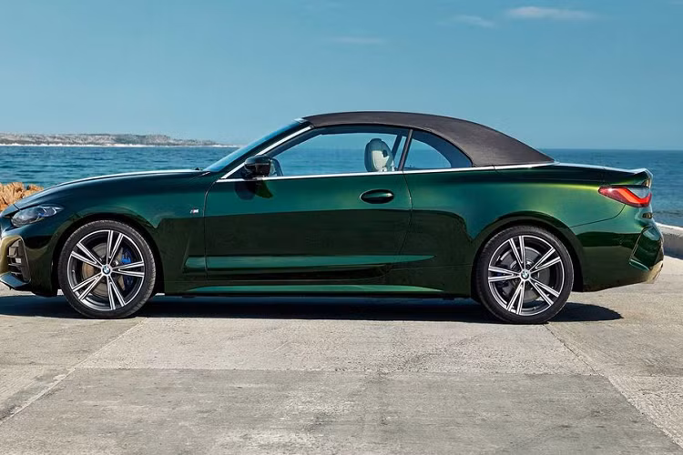 Sức mạnh này được truyền xuống 2 bánh sau thông qua hộp số tự động 8 cấp. Thời gian tăng tốc từ 0 - 100 km/h của BMW 430i Convertible 2021 là 5,8 giây.