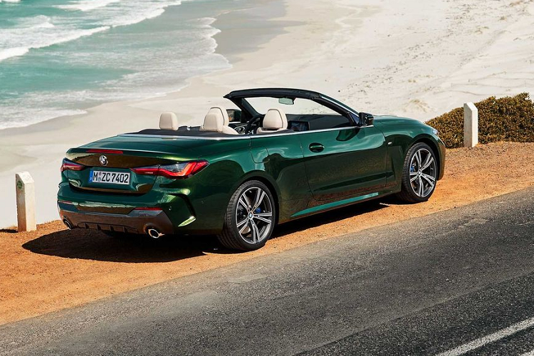 Với việc có thêm gói trang bị M-Sport thể thao, BMW 430i Convertible tại Việt Nam sẽ mang diện mạo khoẻ khoắn và hầm hố hơn đáng kể. Một số trang bị của gói này gồm có mâm xe M, phanh hiệu năng cao, hệ thống treo thích ứng, hệ thống đèn LED Adaptive, vô-lăng M 3 chấu...