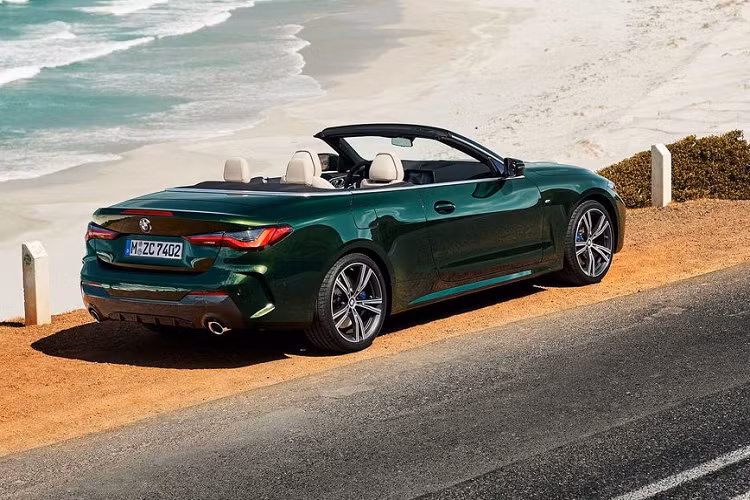 Với việc có thêm gói trang bị M-Sport thể thao, BMW 430i Convertible tại Việt Nam sẽ mang diện mạo khoẻ khoắn và hầm hố hơn đáng kể. Một số trang bị của gói này gồm có mâm xe M, phanh hiệu năng cao, hệ thống treo thích ứng, hệ thống đèn LED Adaptive, vô-lăng M 3 chấu...