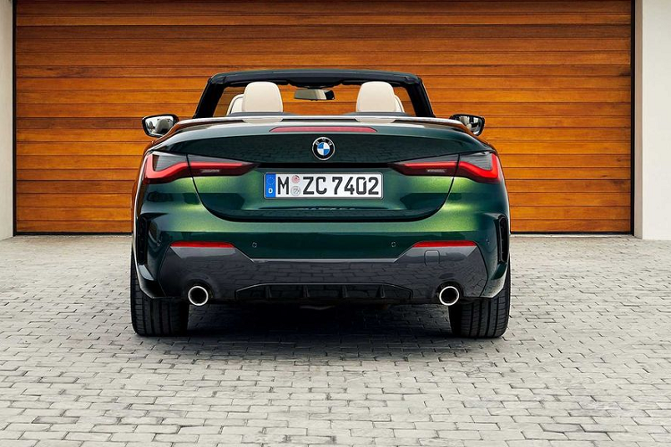 Cụ thể, BMW 430i Convertible 2021 mới bán ra chính hãng tại thị trường Việt Nam sẽ được trang bị thêm gói M-Sport thể thao, tương tự các mẫu xe hiện nay của THACO BMW là 330i M-Sport, 530i M-Sport và 730Li M-Sport. Thời gian ra mắt của mẫu xe này đang được tạm ấn định là vào tháng 8 năm nay.