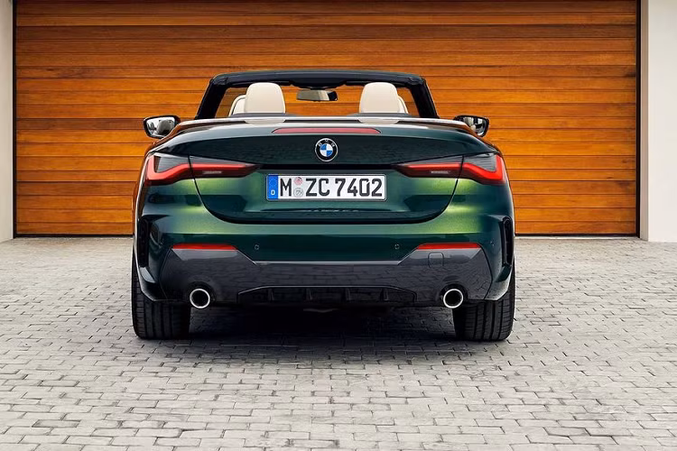 Cụ thể, BMW 430i Convertible 2021 mới bán ra chính hãng tại thị trường Việt Nam sẽ được trang bị thêm gói M-Sport thể thao, tương tự các mẫu xe hiện nay của THACO BMW là 330i M-Sport, 530i M-Sport và 730Li M-Sport. Thời gian ra mắt của mẫu xe này đang được tạm ấn định là vào tháng 8 năm nay.