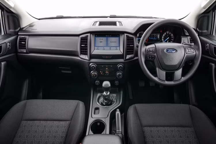 Bên trong Ford Ranger XL Street 25th Anniversary Edition 2021 là không gian nội thất không khác biệt nhiều so với bản thường. Phiên bản đặc biệt này có những trang bị nội thất nổi bật như màn hình cảm ứng 8 inch của hệ thống thông tin giải trí, kết nối Bluetooth, hỗ trợ Apple CarPlay và Android Auto đồng thời đi kèm 2 cổng USB.