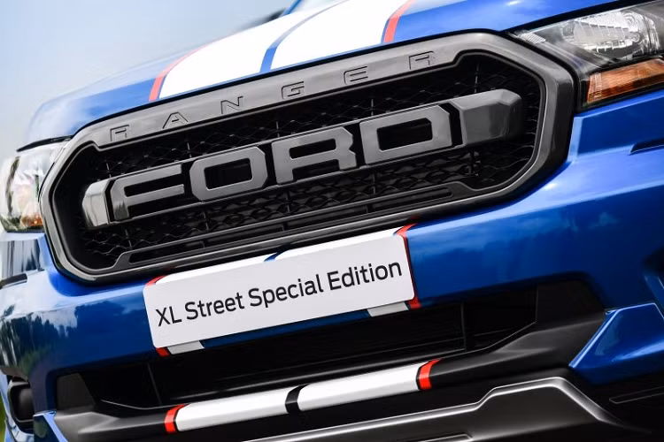 Điểm nhấn đáng chú ý nhất của Ford Ranger XL Street 25th Anniversary Edition 2021 nằm ở thiết kế ngoại thất. Theo đó, mẫu xe bán tải này được thiết kế theo phong cách của những chiếc xe đua. Điều này được thể hiện rõ qua những đường kẻ sơn trên cản trước, nắp ca-pô, nóc xe, cửa thùng sau và hai bên sườn.