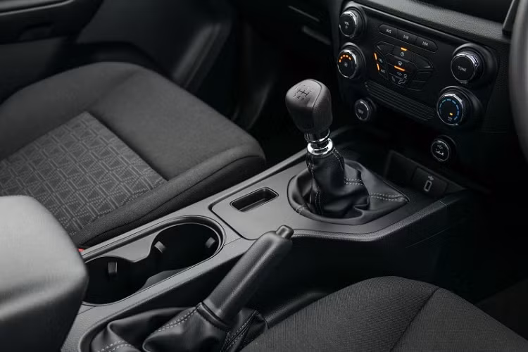 "Trái tim" của Ford Ranger 2021 phiên bản đặc biệt mới là động cơ diesel 4 xi-lanh, dung tích 2.2L, sản sinh công suất tối đa 160 mã lực và mô-men xoắn cực đại 385 Nm. Động cơ đồng hành với hộp số sàn 6 cấp.