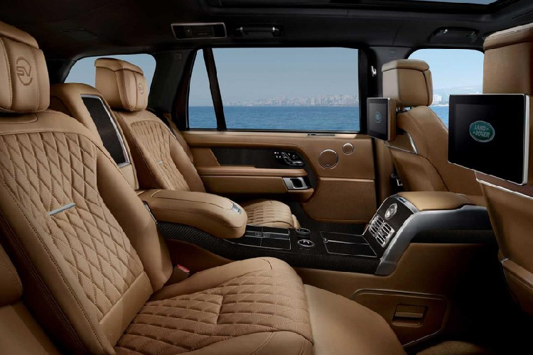 Khi mua Range Rover SVAutobiography Ultimate Edition 2021 bản Dynamic, khách hàng có thể chọn 1 trong 2 loại động cơ. Đầu tiên là động cơ xăng V8 siêu nạp, tạo ra công suất tối đa 557 mã lực. Thứ hai là hệ truyền động plug-in hybrid P400e với công suất tối đa 398 mã lực, cho phép xe chạy 40 km chỉ bằng mô-tơ điện.