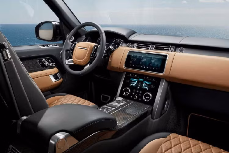 Được chia thành 2 bản trang bị là Dynamic và trục cơ sở dài LWB, Range Rover SVAutobiography Ultimate Edition 2021 do bộ phận Bespoke của hãng Land Rover hoàn thiện theo phương pháp thủ công tại trung tâm Special Vehicle Operations Technical Center ở Anh quốc.
