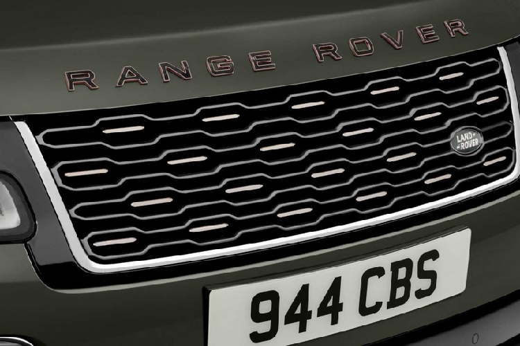 Bên trong Range Rover SVAutobiography Ultimate Edition 2021 là không gian nội thất bọc da màu đen phối nâu. Ghế của xe được bọc da semi aniline và khâu hình quả trám sang trọng. Đó là chưa kể đến những chi tiết ốp sợi carbon để tăng chất thể thao cho xe và nóc màu đen.