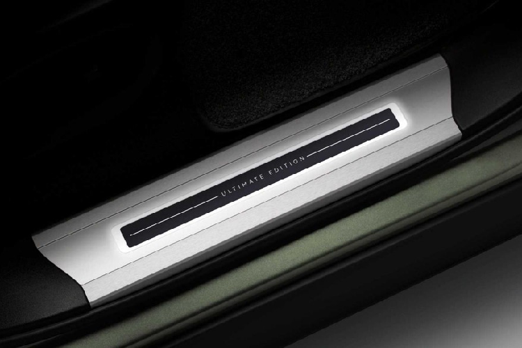 So với xe thông thường, Range Rover SVAutobiography Ultimate Edition 2021 có đặc điểm nhận dạng là màu sơn ngoại thất xanh lục Orchard Green. Trong khi đó, nóc và vỏ gương ngoại thất của xe lại được sơn màu đen Narvick Black tương phản. Ngoài ra, Range Rover SVAutobiography Ultimate Edition 2021 còn có những điểm nhấn màu đồng ở tem chữ nổi, lưới tản nhiệt, cản trước, nắp ca-pô và khe gió bên sườn.