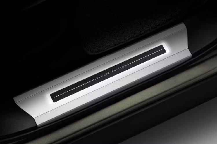 So với xe thông thường, Range Rover SVAutobiography Ultimate Edition 2021 có đặc điểm nhận dạng là màu sơn ngoại thất xanh lục Orchard Green. Trong khi đó, nóc và vỏ gương ngoại thất của xe lại được sơn màu đen Narvick Black tương phản. Ngoài ra, Range Rover SVAutobiography Ultimate Edition 2021 còn có những điểm nhấn màu đồng ở tem chữ nổi, lưới tản nhiệt, cản trước, nắp ca-pô và khe gió bên sườn.