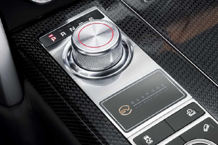 Theo hãng Land Rover, Range Rover SVAutobiography Ultimate Edition 2021 bản Dynamic tập trung vào người lái hơn cả. Do đó, xe được trang bị hệ thống treo và hệ thống lái cải tiến với gầm hạ thấp thêm 8 mm.