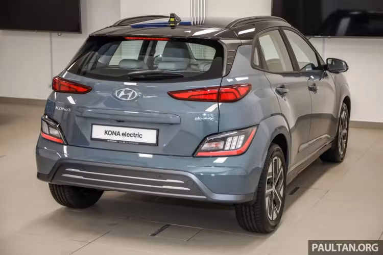 Giá xe Hyundai Kona Electric 2022 phiên bản tiêu chuẩn e-Lite có mức khởi điểm từ 149.888 RM (khoảng 809 triệu đồng). Phiên bản e-Plus có giá từ 169.888 RM (khoảng 916 triệu đồng). Và phiên bản e-Max có giá từ 199.888 RM (khoảng 1,08 tỷ đồng).
