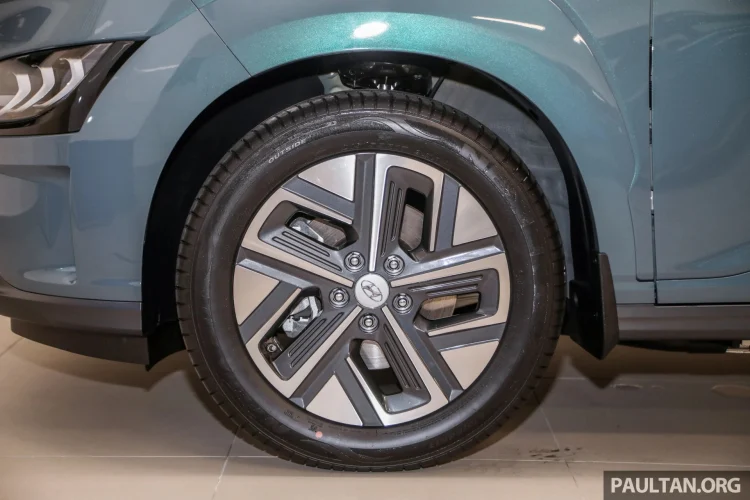 Khoang nội thất của Hyundai Kona Electric cũng trang bị tiêu chuẩn ghế ngồi bọc da, điều hòa tự động, vô lăng tích hợp điều khiển âm thanh, 3 cổng USD, đồng hồ lái kỹ thuật số với màn hình 10,25 inch, màn hình trung tâm điều khiển cảm ứng 8 inch tích hợp kết nối Apple Carplay và Android Auto không giây, hệ thống âm thanh 6 loa.