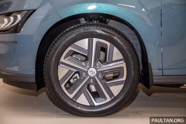 Khoang nội thất của Hyundai Kona Electric cũng trang bị tiêu chuẩn ghế ngồi bọc da, điều hòa tự động, vô lăng tích hợp điều khiển âm thanh, 3 cổng USD, đồng hồ lái kỹ thuật số với màn hình 10,25 inch, màn hình trung tâm điều khiển cảm ứng 8 inch tích hợp kết nối Apple Carplay và Android Auto không giây, hệ thống âm thanh 6 loa.