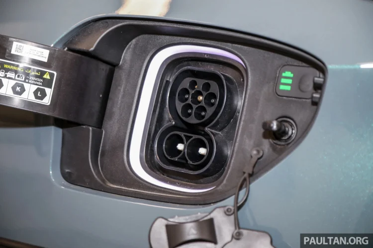 Hyundai Kona Electric cũng sử dụng 2 cổng sạc Type 2 AC và CCS2 DC. Phiên bản tiêu chuẩn e-Lite được tích hợp bộ sạc 7,2 kW. Thời gian sạc thông thường bằng cổng AC với dòng điện một pha 7,2 kW sẽ mất khoảng 6,5 giờ để sạc đầy bộ pin 6 module (90 cell) từ 10% đến 80%.