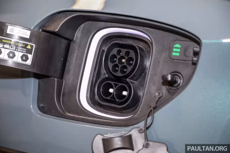 Hyundai Kona Electric cũng sử dụng 2 cổng sạc Type 2 AC và CCS2 DC. Phiên bản tiêu chuẩn e-Lite được tích hợp bộ sạc 7,2 kW. Thời gian sạc thông thường bằng cổng AC với dòng điện một pha 7,2 kW sẽ mất khoảng 6,5 giờ để sạc đầy bộ pin 6 module (90 cell) từ 10% đến 80%.