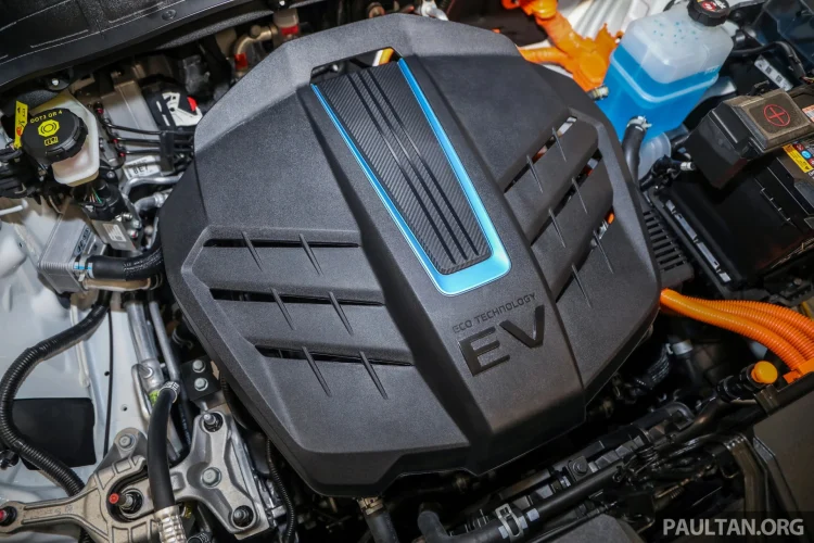 Trong khi đó phiên bản Hyundai Kona Electric e-Max 2022 sử dụng động cơ điện 64 kWh sẽ có công suất tối đa lên đến 201 mã lực và mô-men xoắn giữ nguyên 395 Nm. Bộ pin lớn ơn cho phép phiên bản này di chuyển quãng đường lên đến 484 km cho 1 lần sạc. Tăng tốc từ 0 – 100 km/h cũng nhanh hơn với chỉ 7,9 giây, và tốc độ tối đa đạt 165 km/h.