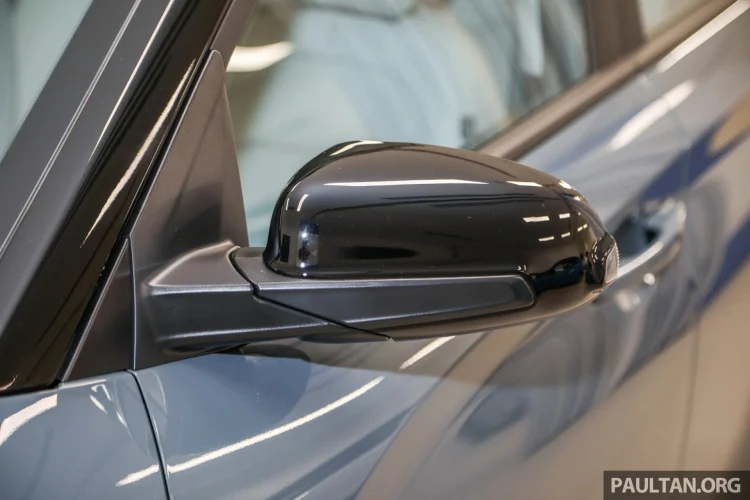 Phiên bản e-Lite trang bị ghế ngồi chỉnh tay, không có màn hình hiển thị trên kính lái và sạc không giây, trong khi 2 phiên bản e-Plus và e-Max đều trang bị 2 tính năng trên. Ngoài ra bộ đôi phiên bản cao cấp được trang bị ghế người lái chỉnh điện 10 hướng và ghế hành khách chỉnh điện 8 hướng. Trang bị an toàn trên tất cả phiên bản đều gồm 6 túi khí, hệ thống ABS, ESC, VSM, kiểm soát lực kéo và hỗ trợ khởi hành ngang dốc. Cả ba phiên bản cũng trang bị hệ thống an toàn chủ động thông minh SmartSense, nhưng có sự điều chỉnh tính năng ở các phiên bản.