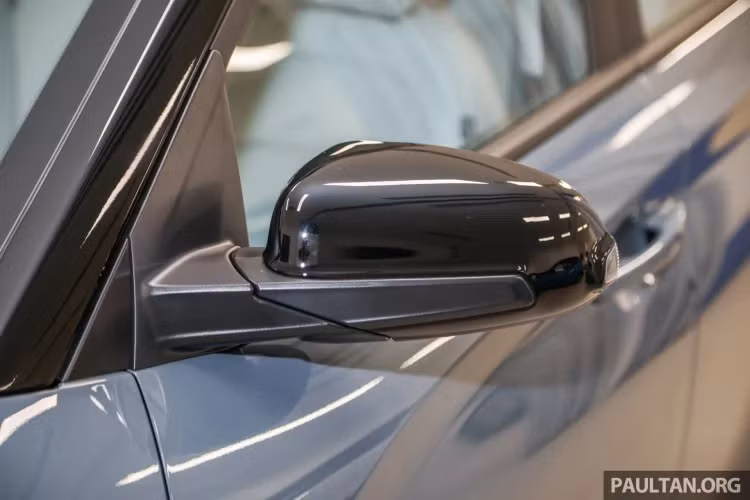 Phiên bản e-Lite trang bị ghế ngồi chỉnh tay, không có màn hình hiển thị trên kính lái và sạc không giây, trong khi 2 phiên bản e-Plus và e-Max đều trang bị 2 tính năng trên. Ngoài ra bộ đôi phiên bản cao cấp được trang bị ghế người lái chỉnh điện 10 hướng và ghế hành khách chỉnh điện 8 hướng. Trang bị an toàn trên tất cả phiên bản đều gồm 6 túi khí, hệ thống ABS, ESC, VSM, kiểm soát lực kéo và hỗ trợ khởi hành ngang dốc. Cả ba phiên bản cũng trang bị hệ thống an toàn chủ động thông minh SmartSense, nhưng có sự điều chỉnh tính năng ở các phiên bản.