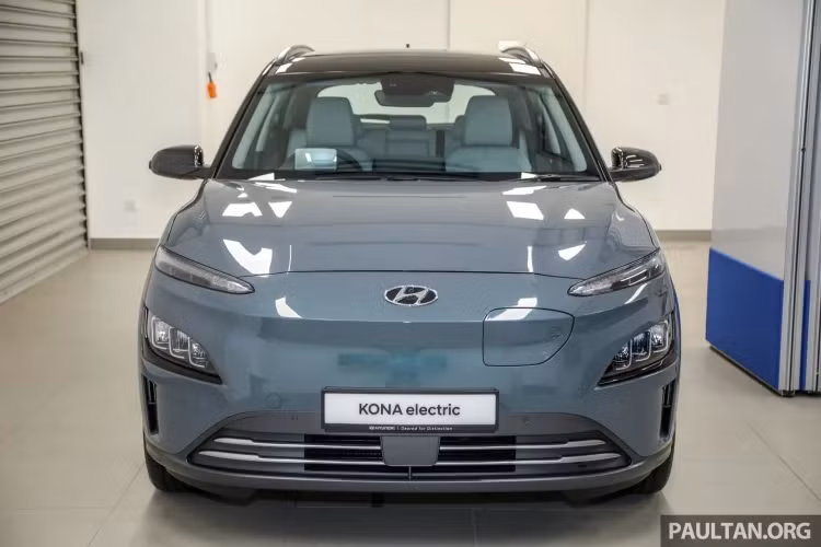 Trang bị tiêu chuẩn của tất cả phiên bản Hyundai Kona Electric gồm đèn pha LED, đèn hậu LED, đèn LED chiếu sáng ban ngày, đèn sương mù phía sau, đèn pha và gạt mưa tự động, khởi động từ xa và bộ la-zăng 17 inch đi kèm thông số lốp 215/55.