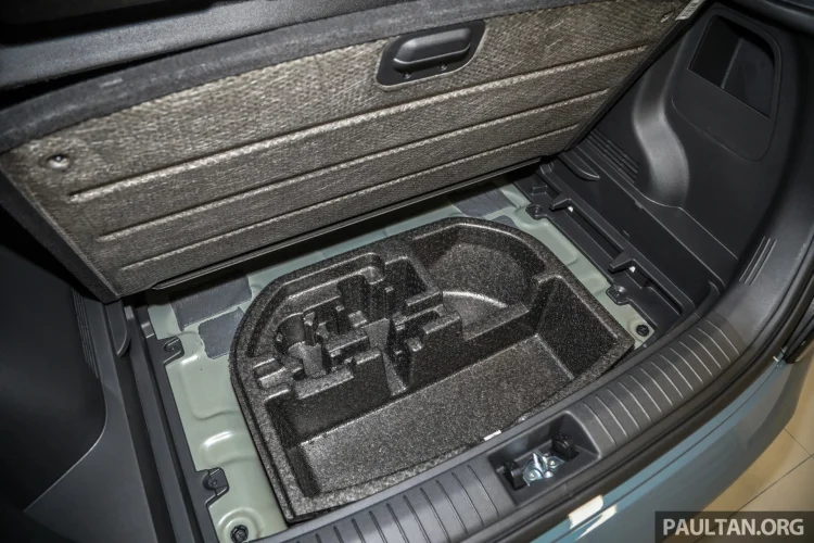 Hai phiên bản e-Plus và e-Max còn được trang bị hệ thống cảnh báo mở cửa (SEW), giúp phòng tránh va chạm với các phương tiện khác khi hành khách trên xe mở cửa bất cẩn. Ngoài ra, hai phiên bản này của Hyundai Kona Electric còn trang bị hệ thống điều khiển hành trình thông minh với tính năng Stop and Go, và hệ thống AEB kết hợp FCA còn có thể phát hiện thêm người đi xe đạp.