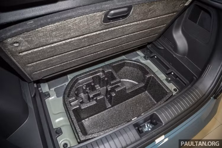 Hai phiên bản e-Plus và e-Max còn được trang bị hệ thống cảnh báo mở cửa (SEW), giúp phòng tránh va chạm với các phương tiện khác khi hành khách trên xe mở cửa bất cẩn. Ngoài ra, hai phiên bản này của Hyundai Kona Electric còn trang bị hệ thống điều khiển hành trình thông minh với tính năng Stop and Go, và hệ thống AEB kết hợp FCA còn có thể phát hiện thêm người đi xe đạp.