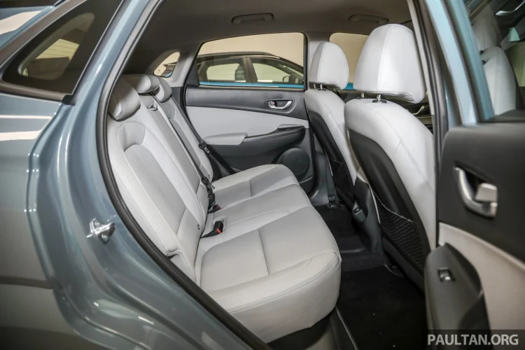 Phiên bản tiêu chuẩn Hyundai Kona Electric e-Lite trang bị tính năng hỗ trợ giữ làn đường (LKA), hỗ trợ kiểm soát làn (LFA), cảnh báo va chạm khi chuyển làn (LVDA), đèn chiếu xa tự động, cảnh báo hành khách phía sau, cảnh báo lái xe mất tập trung, nhưng hệ thống phanh tự động (AEB) đi kèm với hỗ trợ va chạm phía trước (FCA) chỉ có hiệu lực cảnh báo với người đi bộ và các phương tiện giao thông vì nó chỉ trang bị camera phía trước.